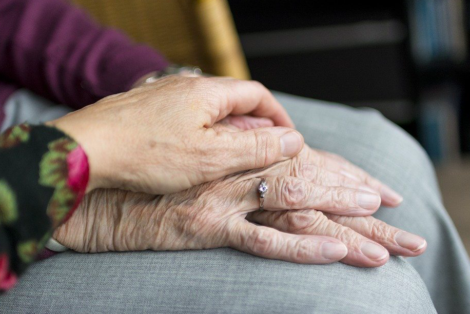 Radíme seniorům, jak přežít tuto náročnou dobu s řadou omezení