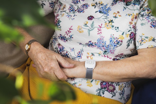 Bezpečí pro seniory doma i venku: Jak funguje tísňová péče ŽIVOTa 90?