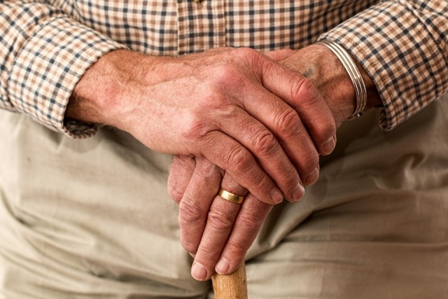 Článek: Vydírání, zneužívání a špatná péče. Hledá se cesta, jak pomoci seniorům 